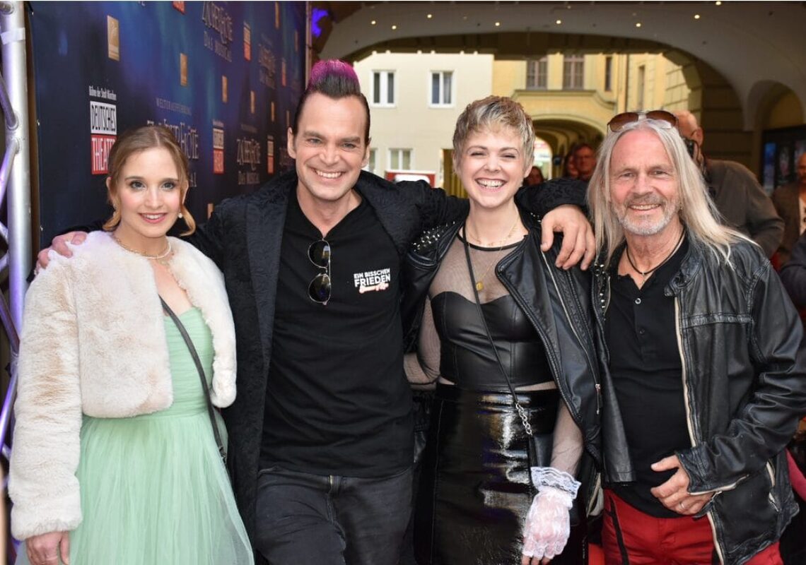 screenshot-2024-06-18-at-17-58-26-musical-zauberfloete-die-schoensten-fotos-vom-roten-teppich-und-der-premierenfeier-der-welturauffuehrung