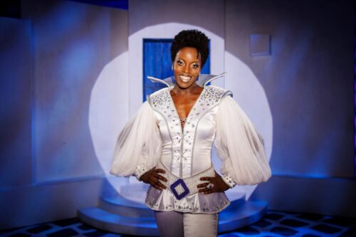 STAGE ENTERTAINMENT: 
MAMMA MIA! 
Schauspiel-Star Florence Kasumba übernimmt die Rolle ,Tanja' im Musical MAMMA MIA!, im Stage Theater Neue Flora in Hamburg.

Als international renommierte Schauspielerin hat Florence Kasumba in den vergangenen Jahren eine beeindruckende Karriere sowohl im Theater als auch in der nationalen und internationalen Filmbranche hingelegt. Ihre Wurzeln lagen vor ihrer internationalen Kino- und TV-Karriere im Musical. Nach einer längeren Phase, in der sie für nationale und internationale Filmproduktionen wie Tatort, Marvels Black Panther, Deutschland 86, Deutschland 89 und Disneys Der König der Löwen vor der Kamera stand, geht es für sie mit MAMMA MIA! nun wieder zurück auf die Musicalbühne.
Tickets sind buchbar unter www.musicals.de. Photo: Stage Entertainment/Morris MacMatzen
####
Verwendung honorarfrei im Zusammenhang mit der redaktionellen Berichterstattung zu Stage Entertainment's Musical ,Mamma Mia!' im Stage Theater Neue Flora in Hamburg.
#### / Weiterer Text über ots und www.presseportal.de/nr/31524 / Die Verwendung dieses Bildes für redaktionelle Zwecke ist unter Beachtung aller mitgeteilten Nutzungsbedingungen zulässig und dann auch honorarfrei. Veröffentlichung ausschließlich mit Bildrechte-Hinweis.